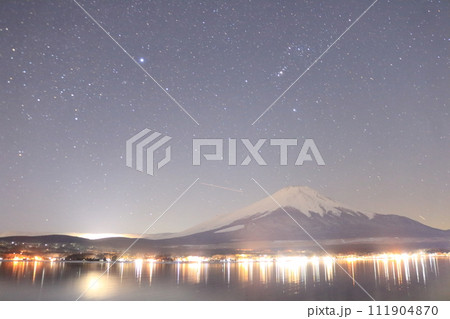 雪の降った夜の山中湖の富士山と星空 雪の降った夜の山中湖の富士山と星空 111904870