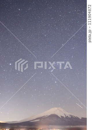 雪の降った夜の山中湖の富士山と星空 雪の降った夜の山中湖の富士山と星空 111904872