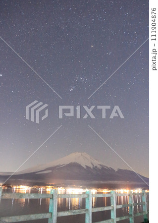 雪の降った夜の山中湖の富士山と星空 111904876