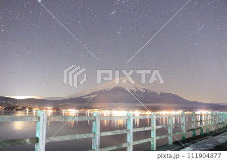 雪の降った夜の山中湖の富士山と星空 111904877