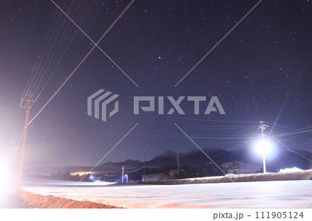 冬の雪原高原の夜の外灯の灯り 111905124