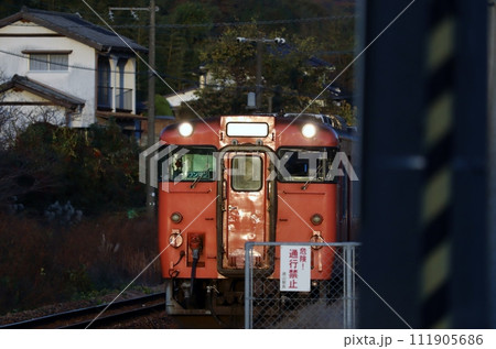 住民の足を支える晩秋のローカル線 111905686