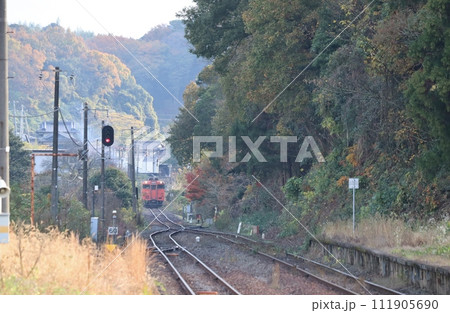 住民の足を支える晩秋のローカル線 住民の足を支える晩秋のローカル線 111905690