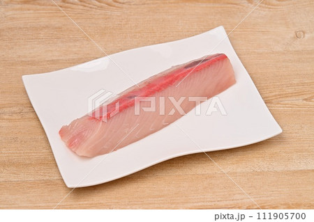 刺身用のブリ（ぶり）の柵どり。鮮魚、養殖の国産ぶり、鰤。 111905700