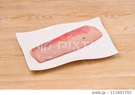 刺身用のブリ（ぶり）の柵どり。鮮魚、養殖の国産ぶり、鰤。 111905702