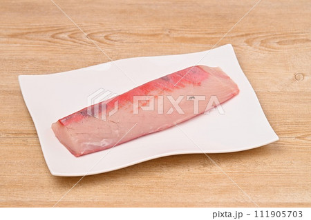刺身用のブリ（ぶり）の柵どり。鮮魚、養殖の国産ぶり、鰤。 111905703