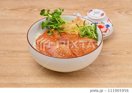 ぶりの漬け丼、海鮮丼、鰤、ブリ、どんぶり、シーフード料理、薬味、かいわれ大根、ミョウガ、ネギ、ごま。 111905956