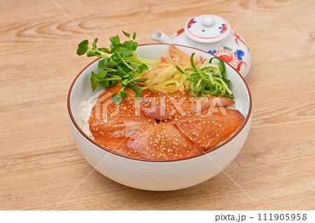 ぶりの漬け丼、海鮮丼、鰤、ブリ、どんぶり、シーフード料理、薬味、かいわれ大根、ミョウガ、ネギ、ごま。 ぶりの漬け丼、海鮮丼、鰤、ブリ、どんぶり、シーフード料理、薬味、かいわれ大根、ミョウガ、ネギ、ごま。 111905958