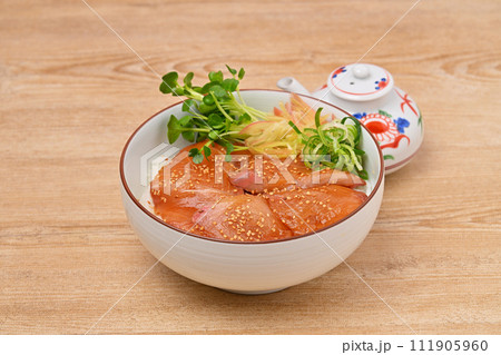 ぶりの漬け丼、海鮮丼、鰤、ブリ、どんぶり、シーフード料理、薬味、かいわれ大根、ミョウガ、ネギ、ごま。 ぶりの漬け丼、海鮮丼、鰤、ブリ、どんぶり、シーフード料理、薬味、かいわれ大根、ミョウガ、ネギ、ごま。 111905960