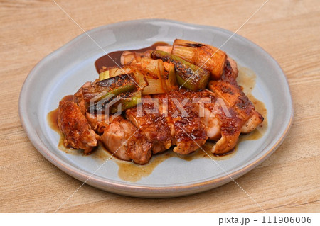 鶏もも肉のてりやき、照焼。照り焼き、テリヤキ。ネギ焼きも添えて。 111906006