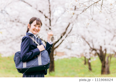 満開の桜の下の中学生・高校生・女子高生・女子高校生（ガッツポーズ） 111906024
