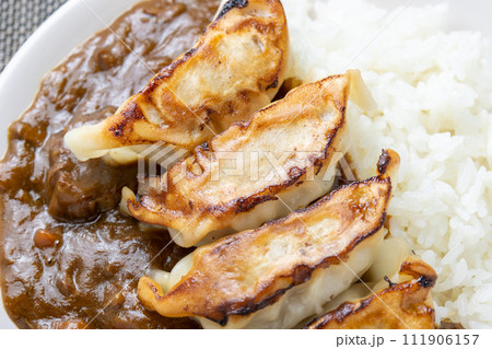 餃子カレーライスのアップ。 餃子カレーライスのアップ。 111906157