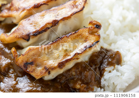 餃子カレーライスのアップ。 餃子カレーライスのアップ。 111906158