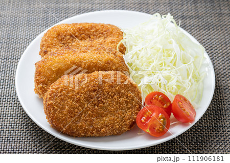 コロッケ(平たい小判型のポテトコロッケ)。 111906181