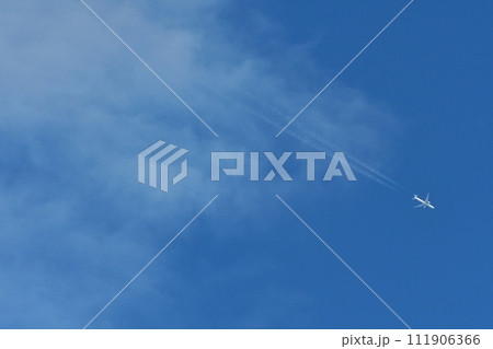 飛行機雲 雲 空 上空 見上げる 冬 白 青 晴天 ボーイング エアバス 航空機 天 飛行機 旅客機 飛行機雲 雲 空 上空 見上げる 冬 白 青 晴天 ボーイング エアバス 航空機 天 飛行機 旅客機 111906366