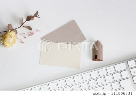白いPCキーボードとメモ用紙　お家とドライフラワー 111906531