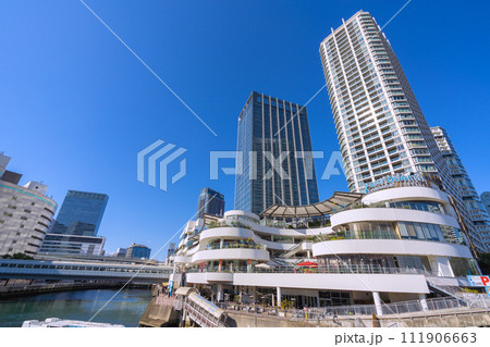 日本の横浜都市景観 横浜ベイクォーターなどを望む 日本の横浜都市景観 横浜ベイクォーターなどを望む 111906663