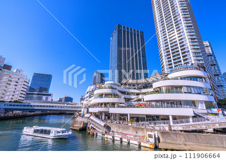 日本の横浜都市景観　横浜ベイクォーターや水上バス(到着)などを望む 111906664