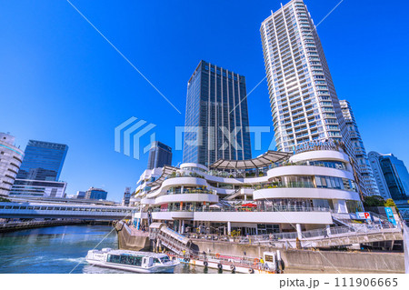 日本の横浜都市景観 横浜ベイクォーターや水上バス(到着)などを望む 日本の横浜都市景観 横浜ベイクォーターや水上バス(到着)などを望む 111906665