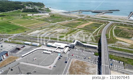 新たな旅の始まり - 常磐線富岡駅と特急ひたちの空撮2 111907045