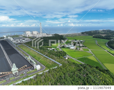 エネルギーの基盤 - 南相馬市の火力発電所と石炭貯蔵庫 111907049