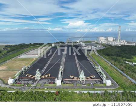エネルギーの基盤 - 南相馬市の火力発電所石炭貯蔵庫 エネルギーの基盤 - 南相馬市の火力発電所石炭貯蔵庫 111907050