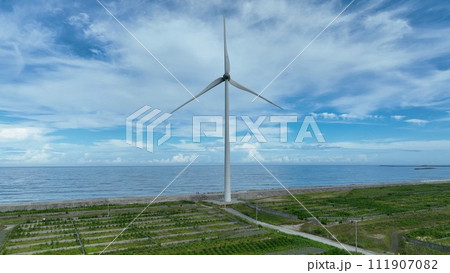 エネルギーの融合 - 南相馬市の風力発電地区の空撮3 111907082