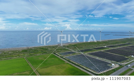 エネルギーの融合 - 南相馬市の風力、太陽光発電地区の空撮2 111907083
