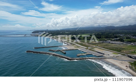 復興の躍動 - 富岡町の新たな始まりを告げる漁港を空撮1 111907096