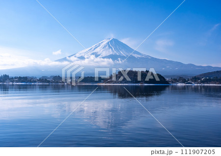 河口湖畔から見た富士山 河口湖畔から見た富士山 111907205