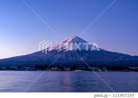 河口湖畔から見た早朝の富士山 111907285
