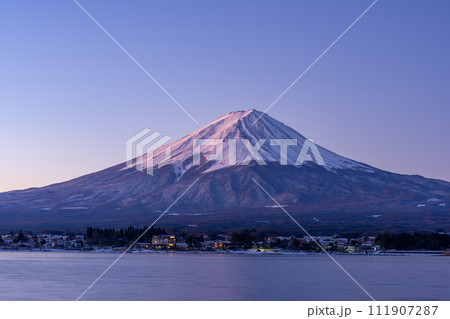河口湖畔から見た早朝の富士山 河口湖畔から見た早朝の富士山 111907287