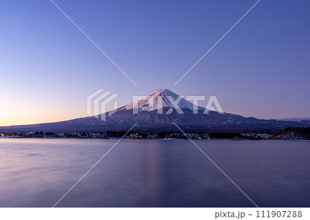 河口湖畔から見た早朝の富士山 河口湖畔から見た早朝の富士山 111907288