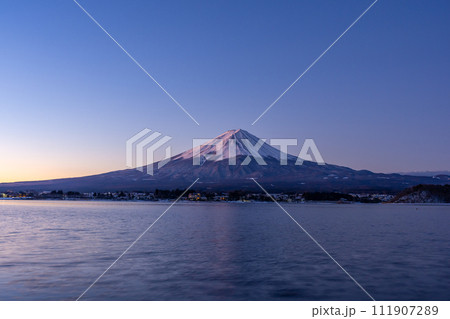 河口湖畔から見た早朝の富士山 111907289