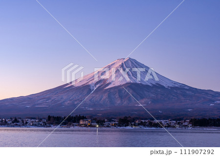 河口湖畔から見た早朝の富士山 河口湖畔から見た早朝の富士山 111907292