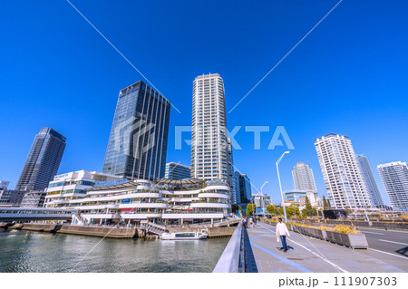 日本の横浜都市景観 横浜ベイクォーターや水上バス(到着)などを望む 日本の横浜都市景観 横浜ベイクォーターや水上バス(到着)などを望む 111907303