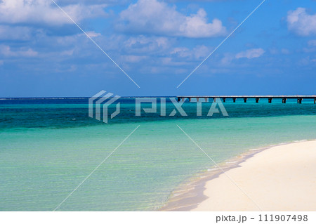 白い砂浜と青い海 白い砂浜と青い海 111907498