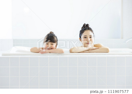 お風呂に入る女の子とお母さん 111907577