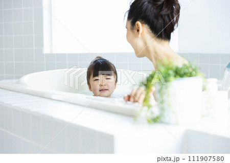 お風呂に入る親子 111907580