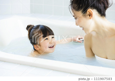 お風呂に入る子供 111907583