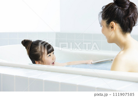 お風呂に入る親子 111907585