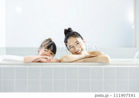 類似 削除 お風呂に入る親子 類似 削除 お風呂に入る親子 111907591