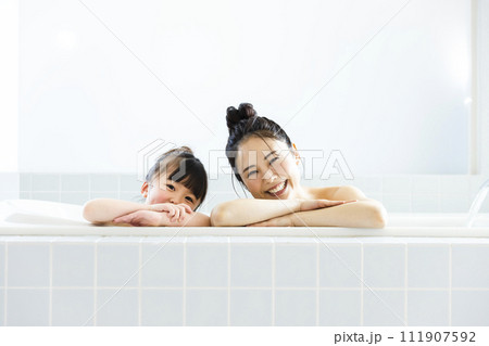 お風呂に入る親子 111907592