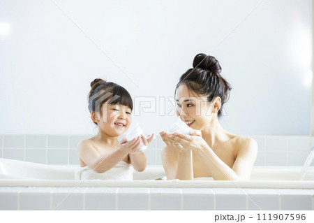 親子で入浴 111907596