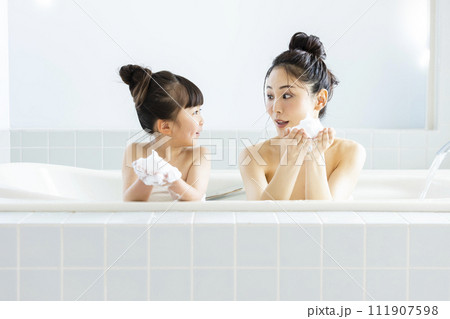 お風呂に入る親子 お風呂に入る親子 111907598
