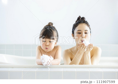お風呂に入る親子 111907599