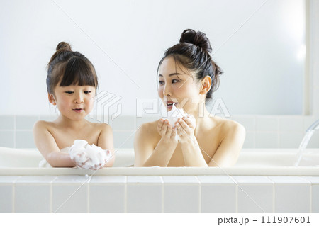 お風呂に入る親子 111907601