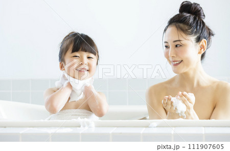 お風呂に入る親子 お風呂に入る親子 111907605