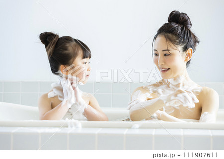 お風呂に入る親子 お風呂に入る親子 111907611