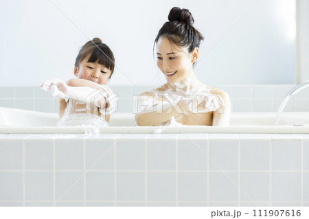 お風呂に入る親子 お風呂に入る親子 111907616